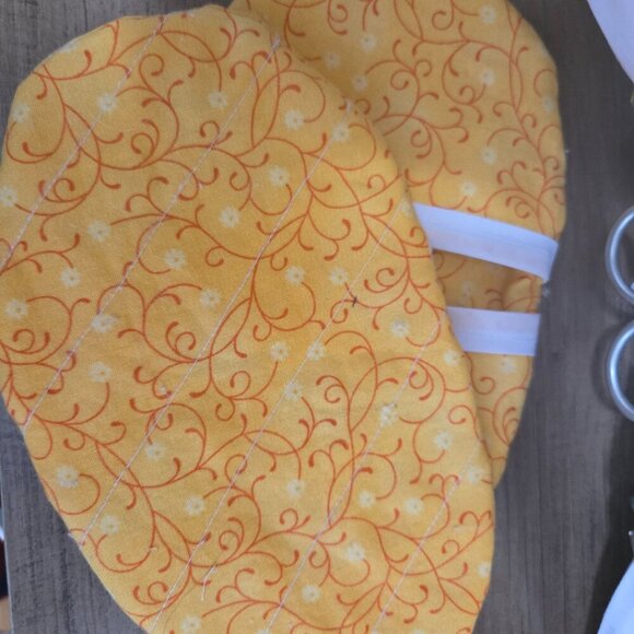 Grandma's Practical 2 Layer Ovenmitts with matching finger mitts, yellow w flowe - Picture 4 of 8